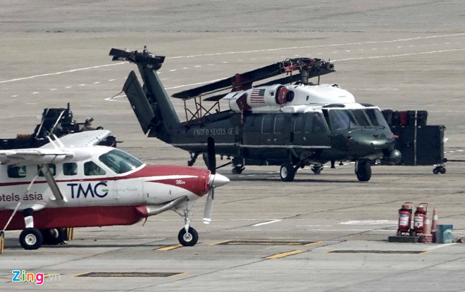 Trực thăng Marine One sau khi được đưa khỏi "ngựa thồ" C-17. Ảnh: Thuận Khánh.
