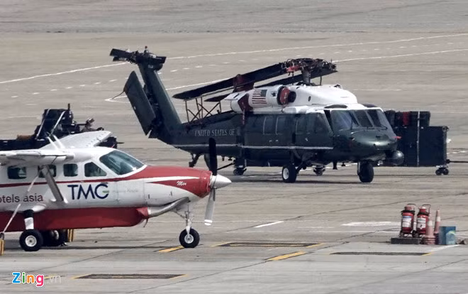Trực thăng Marine One sau khi được đưa khỏi "ngựa thồ" C-17. Ảnh: Thuận Khánh.