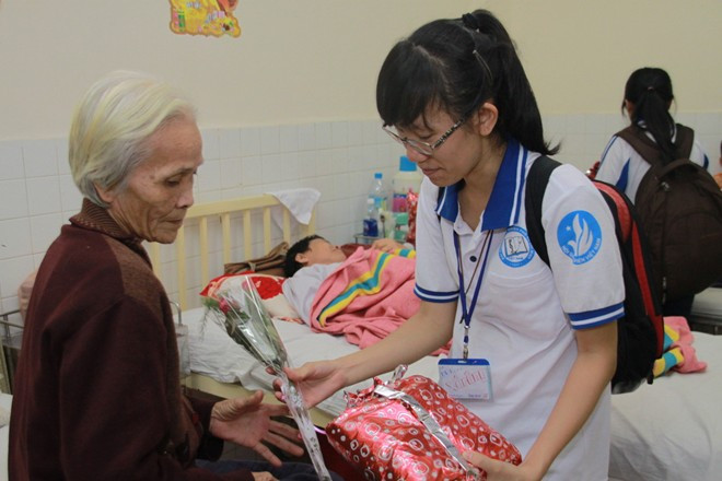 Sinh viên vào viện tặng hoa cho nữ bệnh nhân ung thư