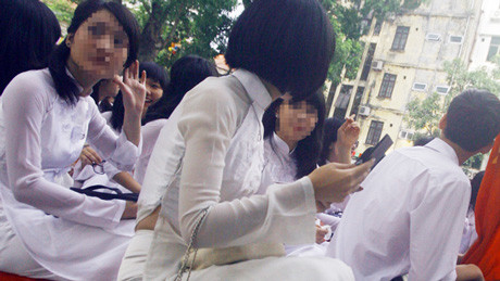 Khi học sinh làm đẹp quá đà