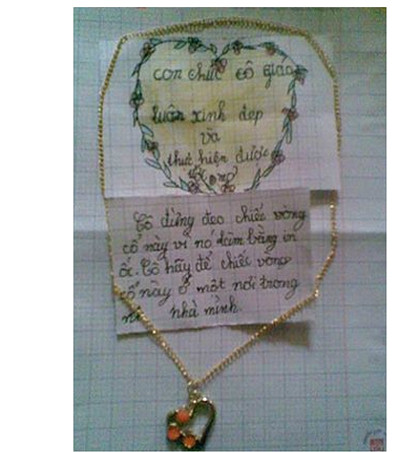 Học trò nghèo tặng dây chuyền inox cho cô giáo nhân 8/3