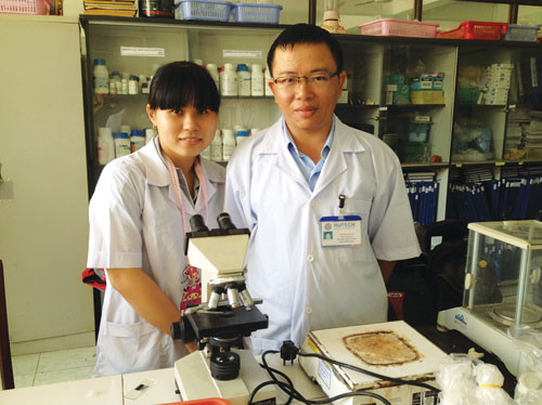 Trương Ngọc Bảo Trân và thầy Thái Văn Nam – Ảnh: Lê Thanh