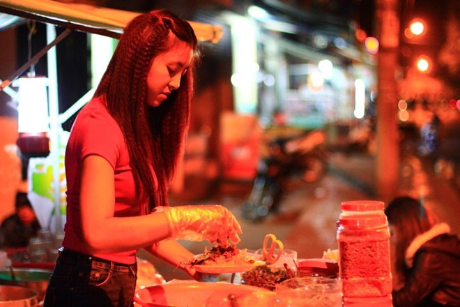 Một đêm làm việc tất bật của hot girl bánh tráng trộn