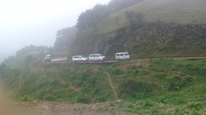 Ách tắc hàng giờ liền trên đỉnh Mẫu Sơn