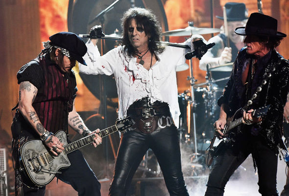 Johnny đã được tiệc tùng thâu đêm với những người bạn trong ban nhạc Hollywood Vampires