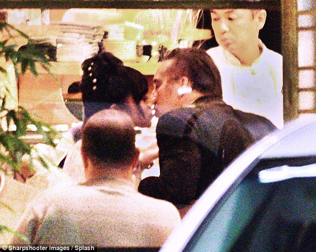 Nicolas Cage hôn say đắm "bạn gái mới"