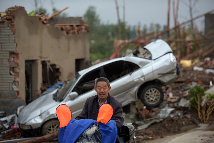 Theo Tân Hoa xã, hiện tượng thời tiết cực đoan đã phá hủy hàng ngàn ngôi nhà, công xưởng, xe cộ, cột điện... tổn thất về kinh tế và con người là vô cùng lớn