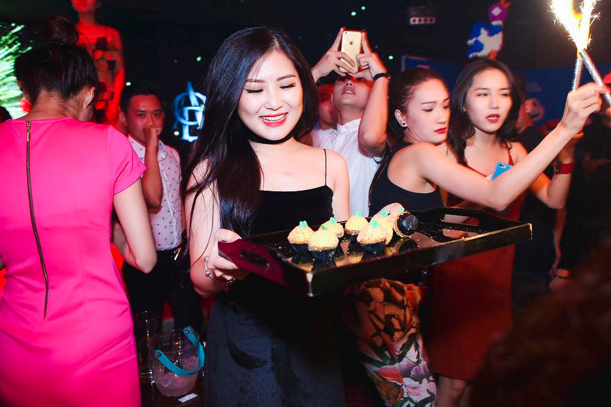 Tối 12/5, nữ ca sỹ Hương Tràm đã tổ chức một bữa tiệc sinh nhật để vui chơi cùng bạn bè thân thiết đón tuổi 20 đầy đáng nhớ.