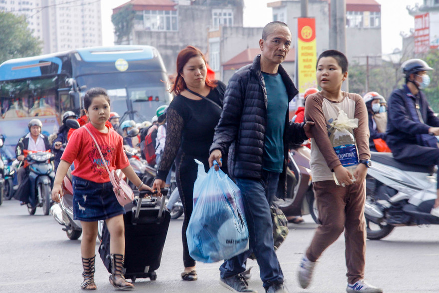 'Tay xách nách mang' kéo về Hà Nội sau những ngày nghỉ Tết