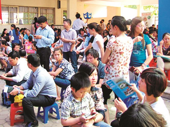 Chờ đến lượt thi (ảnh chụp tại trường Tiểu học Đoàn Thị Điểm). Ảnh: Hoàng Thùy.