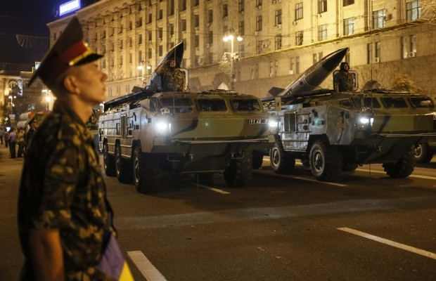 Ukraine rầm rộ đưa hàng nghìn quân duyệt binh