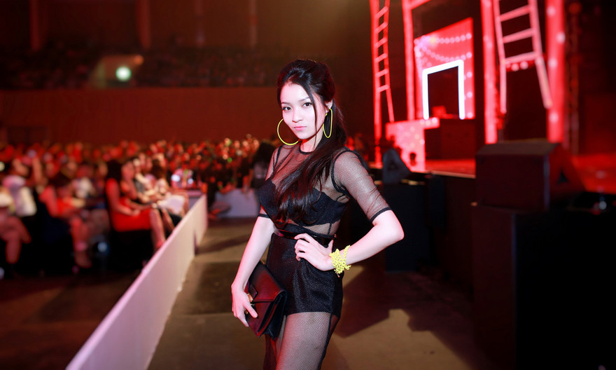 Thủy Top mặc váy xuyên thấu gợi cảm tới xem chương trình The Remix.