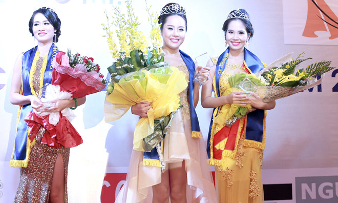 Top 3 thí sinh đăng quang ngôi vị cao nhất của cuộc thi Nữ hoàng Sắc Đẹp Việt Nam 2014, từ trái sang: Á hoàng 2 Đặng Thu Hằng, Nữ hoàng Sắc đẹp Việt Nam 2014 Trần Thị Yến Hoa, và danh hiệu Á hoàng 1 thuộc về người đẹp Dương Kim Ánh.