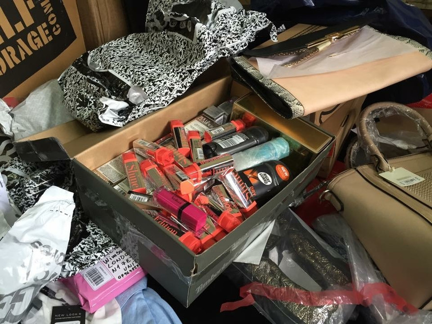 Hàng hiệu nhập lậu.