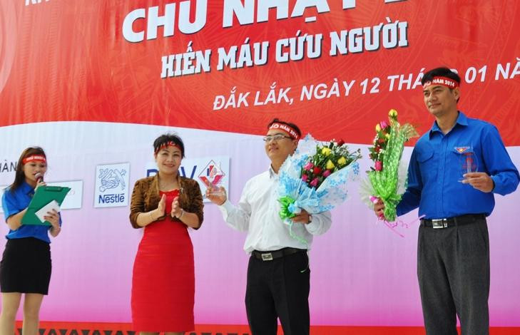 Đại diện báo Tiền Phong trao kỷ niệm chương cho đơn vị đăng cai và cá nhân xuất sắc tại CNĐ lần thứ I.