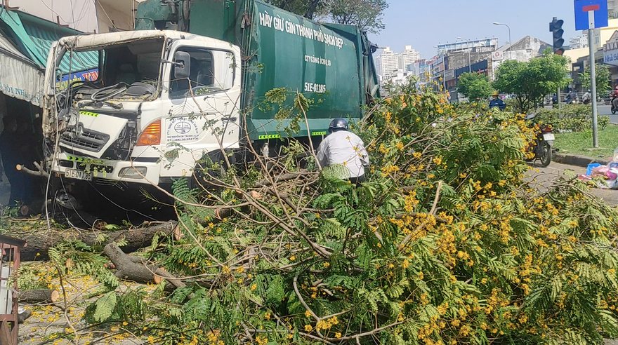 Xe chở rác mất lái tông bật gốc cây xanh ven đường