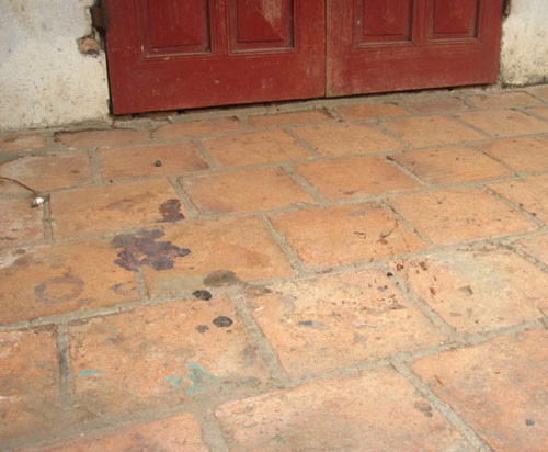 Khi chạy sang nhà bà Nhưỡng, mọi người kinh hoàng phát hiện bà đang nằm bên vũng máu, trên người có nhiều vết chém. Ảnh minh họa.