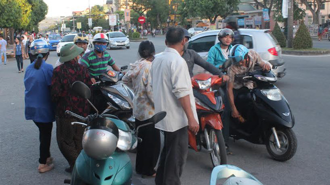 Chủ trọ nhào ra đường chèo kéo người nhà thí sinh thuê phòng.