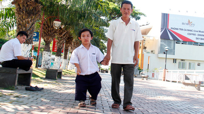 Hai bố con Phước xuống cầu sông Hàn tránh nắng trước ngày thi. Ảnh: Thanh Trần. 