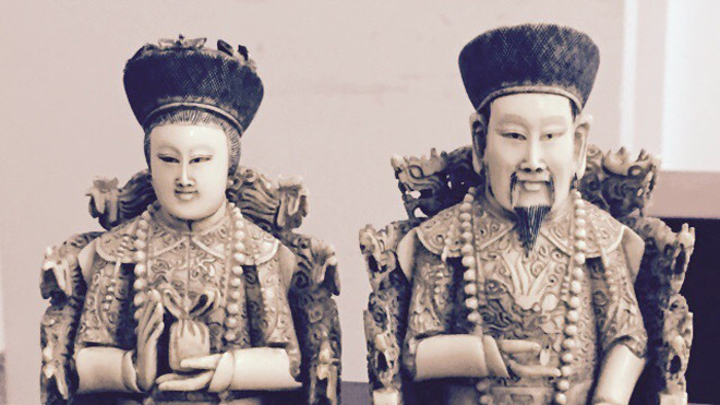 Hai bức tượng được làm từ ngà voi bị bắt giữ.