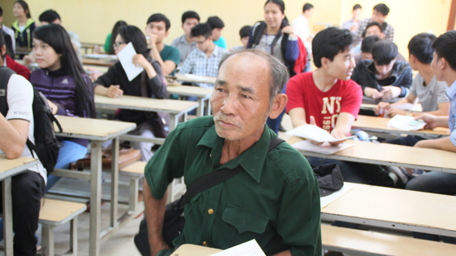 Ông Lê Tuấn Anh chờ làm thủ tục dự thi sáng 30/6 (ảnh L.H).