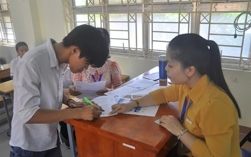 Thí sinh đến làm thủ tục dự thi sáng nay 30/6