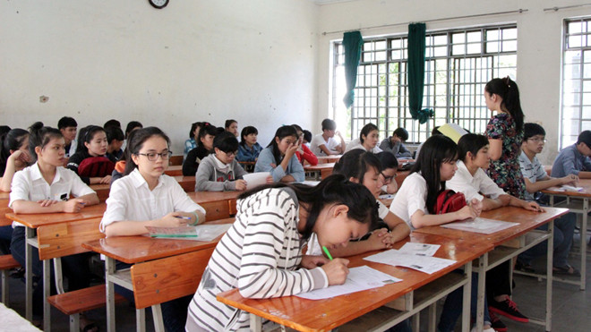  TS làm thủ tục thi sáng 30/6 tại THPT Phan Châu Trinh