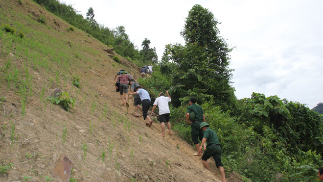 Các chiến sỹ biên phòng cùng CQĐT lội suối băng rừng, điều tra vụ thảm sát 4 người trong một gia đình ở Tam Hợp- Tương Dương. Ảnh: Cảnh Huệ