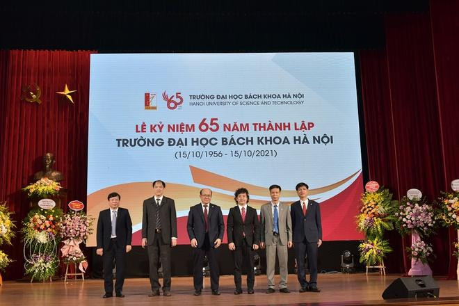 Lãnh đạo ĐH Bách khoa Hà Nội chúc mừng 3 hiệu trưởng trường Cơ khí; Công nghệ thông tin và Truyền thông; Điện - Điện tử. Ảnh: HUST.