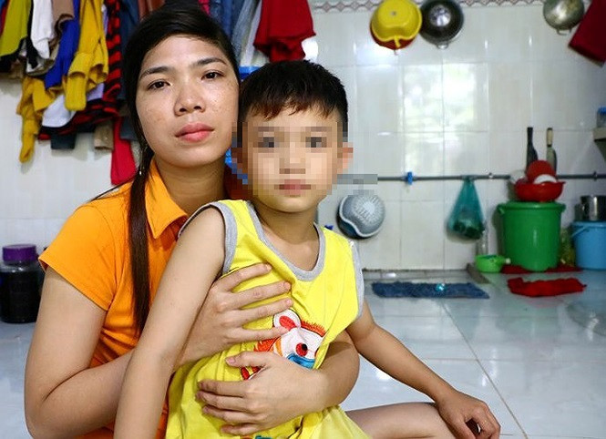 Bé trai bị bỏ quên. 