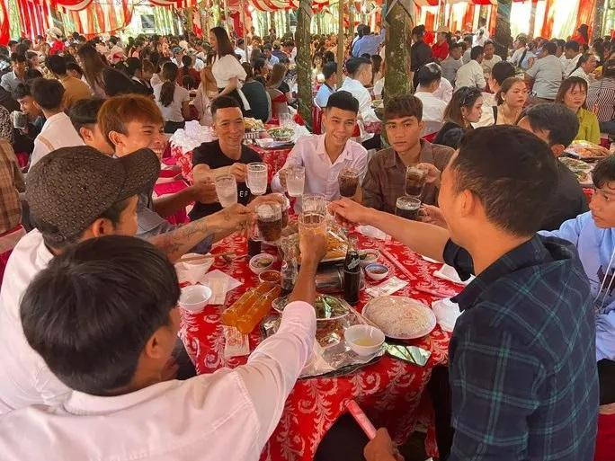 Thanh niên trong xã chúc mừng cô dâu, chú rể bằng những ly nước ngọt, nước suối