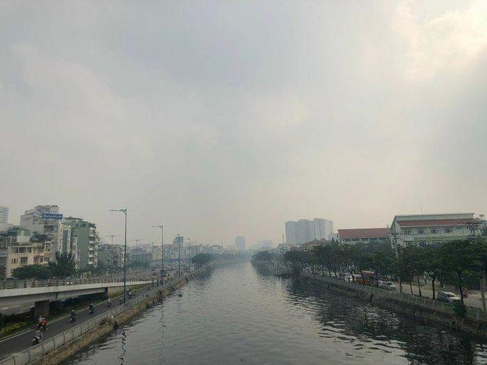 Bầu trời TP HCM mịt mù từ sáng sớm ngày 1-12 cho đến tận trưa