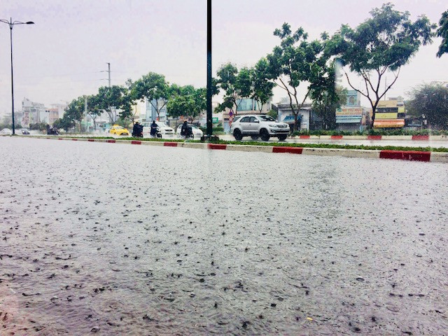 Dân Sài Gòn đón cơn mưa 'vàng'