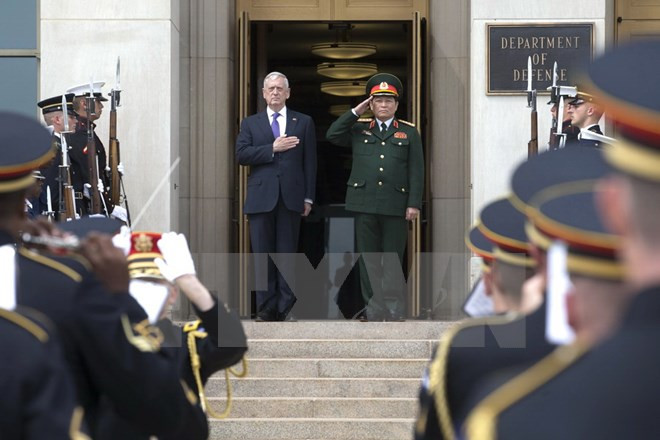 Bộ trưởng Quốc phòng Ngô Xuân Lịch (thứ hai, trái) và Bộ trưởng Quốc phòng Mỹ James Mattis (trái) tại lễ đón ở Arlington, bang Virginia, Mỹ ngày 8/8. (Nguồn: EPA/TTXVN)