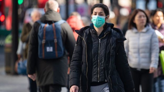 Một số người dân Anh đã bắt đầu trang bị khẩu trang y tế khi ra đường