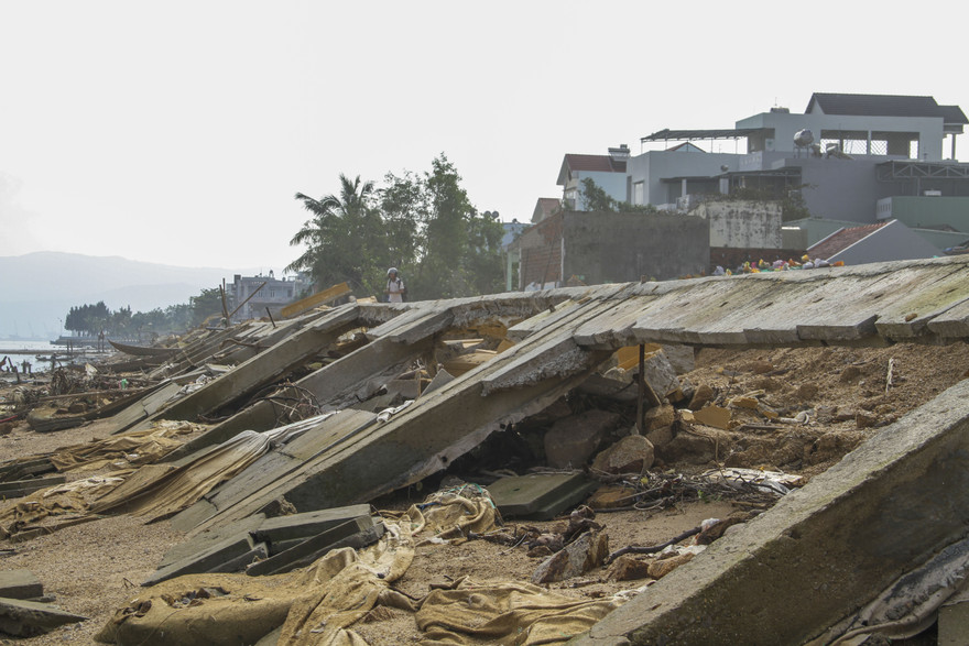 Kè tiền tỷ chưa bàn giao đã bị sóng đánh tan nát. Ảnh: Tr.Định