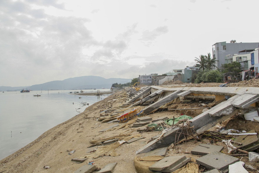 Hệ thống kè sông phía Bắc đường Đống Đa vưa xây xong, chưa bàn giao đã bị sóng đánh tan nát. Ảnh: Tr.Định
