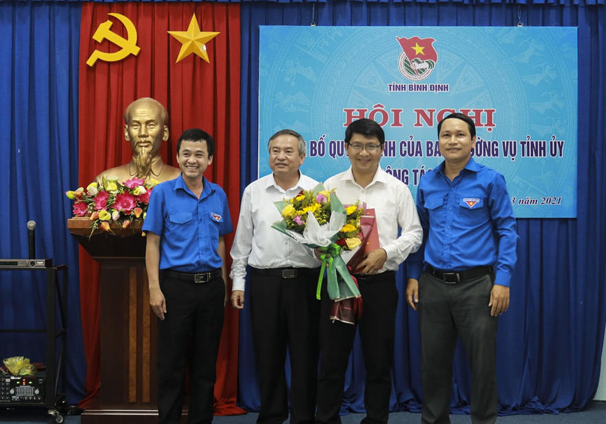 Ban Tổ chức Tỉnh ủy trao quyết định của Ban Thường vụ Tỉnh ủy về điều động cán bộ cho anh Tiên.