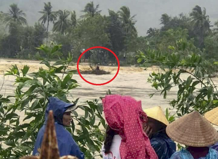 Ông Tự bị cuốn trôi mắc kẹt giữa dòng nước lũ.