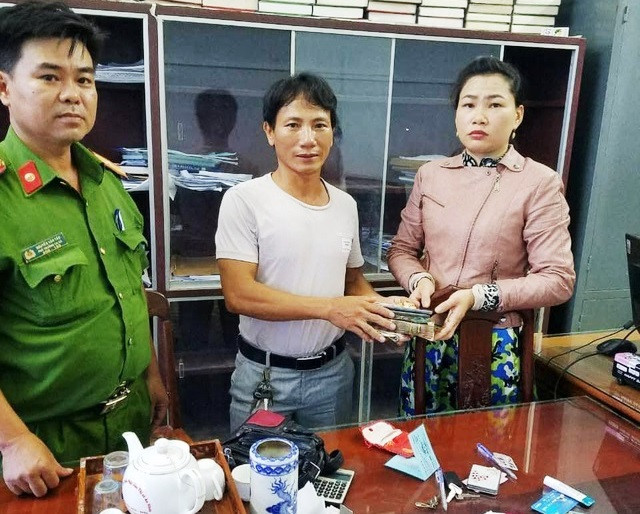 Anh Cương trao trả lại tài sản cho chị Min.