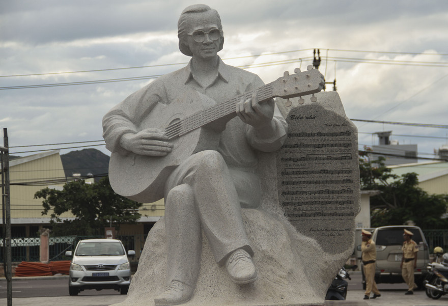 Khánh thành tượng nhạc sĩ Trịnh Công Sơn bên bờ 'Biển nhớ' Quy Nhơn. Ảnh: Trương Định