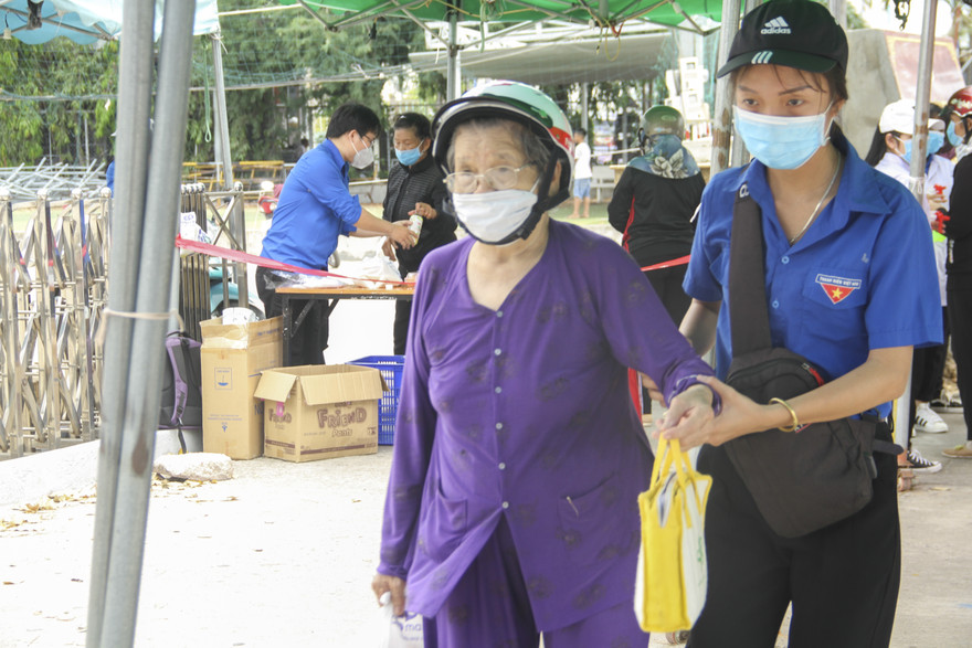 Các bạn ĐVTN hỗ trợ người dân tại điểm phát gạo.