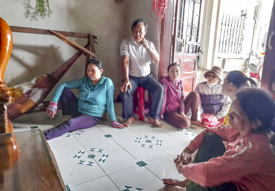 Người thân, hàng xóm đến hỏi thăm về tình hình của thuyền viên Trương Văn Sinh. Ảnh: Trương Định