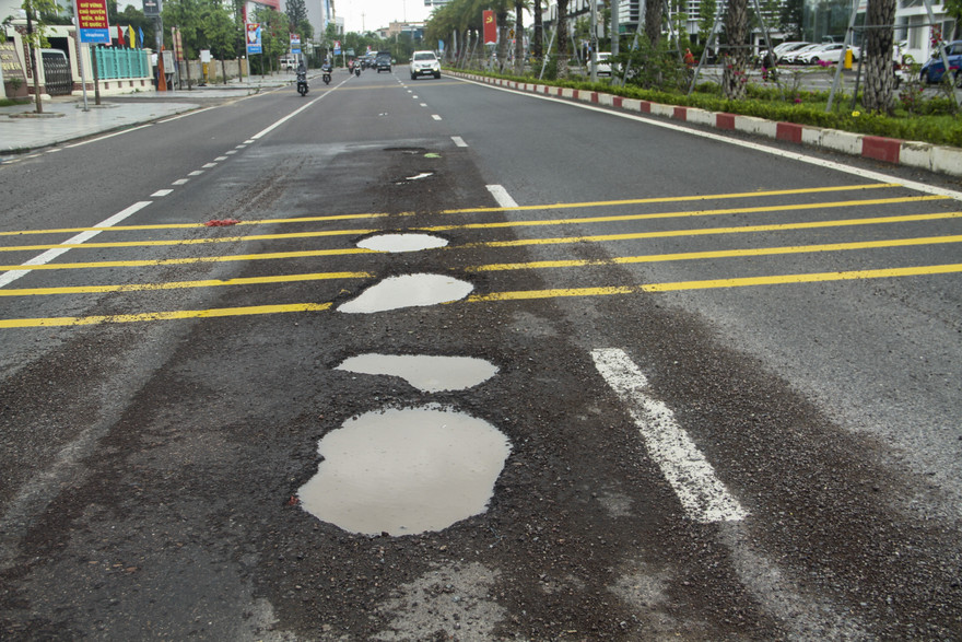 Quốc lộ 1D trên địa bàn Bình Định lại "áo rách" sau mưa!