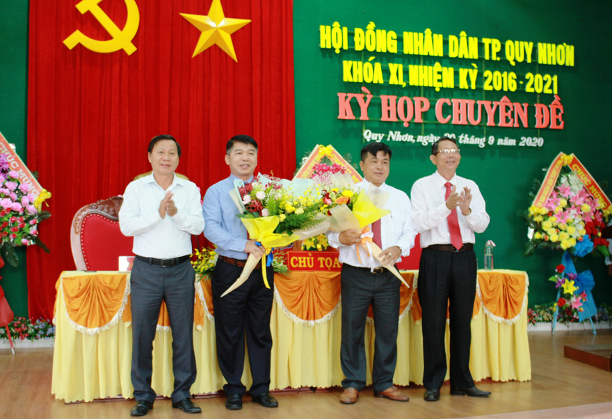 Lãnh đạo TP Quy Nhơn tặng hoa chúc mừng 2 tân Phó Chủ tịch. N.H