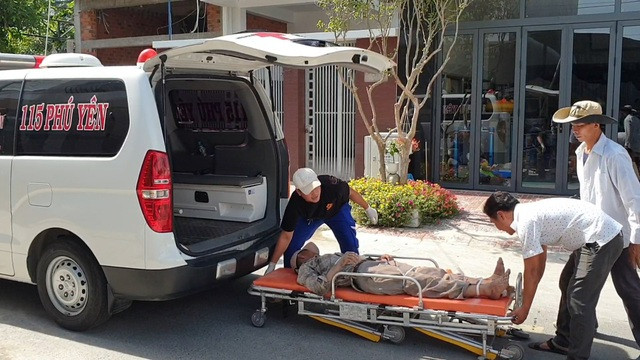 Các nạn nhân được đưa đi cấp cứu. Ảnh: Tr.T