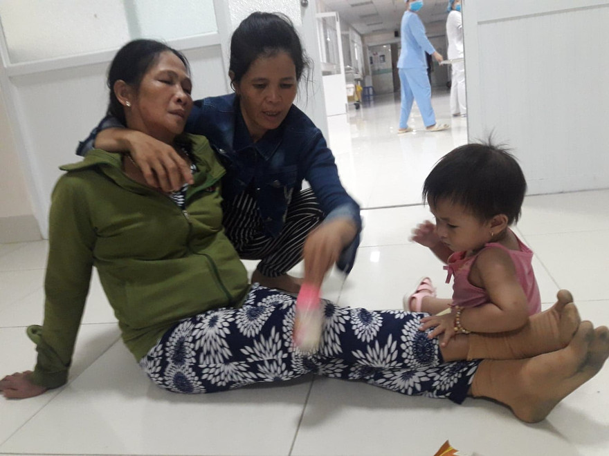 Mẹ của sản phụ Liễu khóc ngất tại bệnh viện.