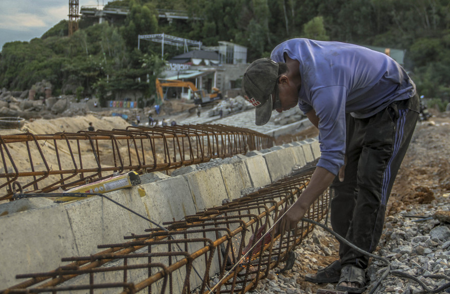Bình Định: Khẩn trương hoàn thành kè chắn sóng Nhơn Hải trước mùa mưa bão. Ảnh: Trương Định