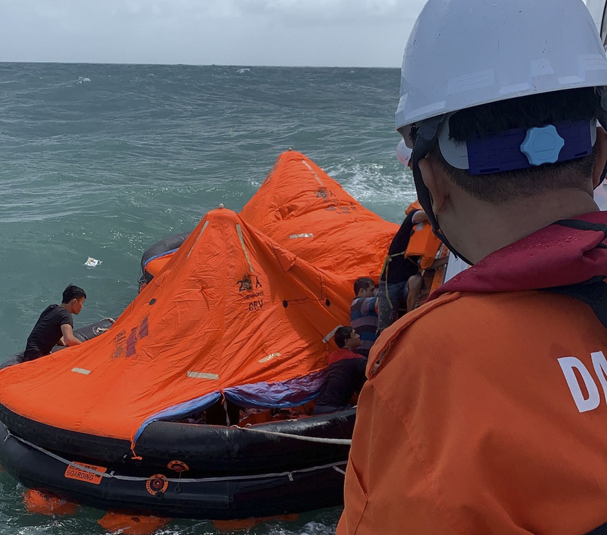 Điều động tàu SAR 274 (hiện chốt chặn tại Quy Nhơn) khẩn trương rời cầu thực hiện nhiệm vụ tìm kiếm cứu nạn 11 thuyền viên tàu Toàn Phát 68.