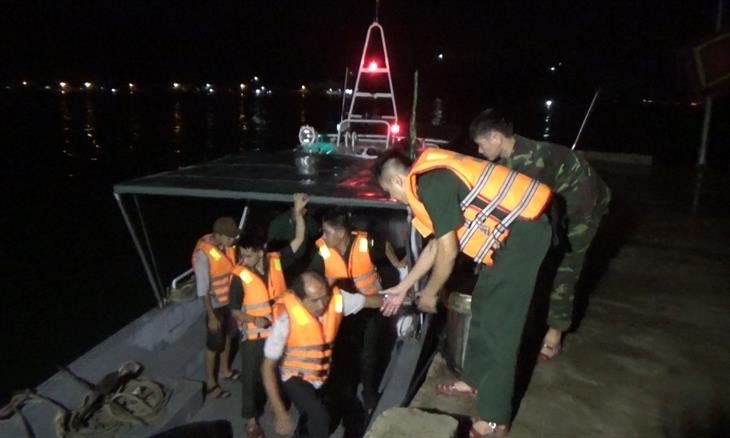 Đưa 11 ngư dân vào bờ an toàn. Ảnh: Công Cường